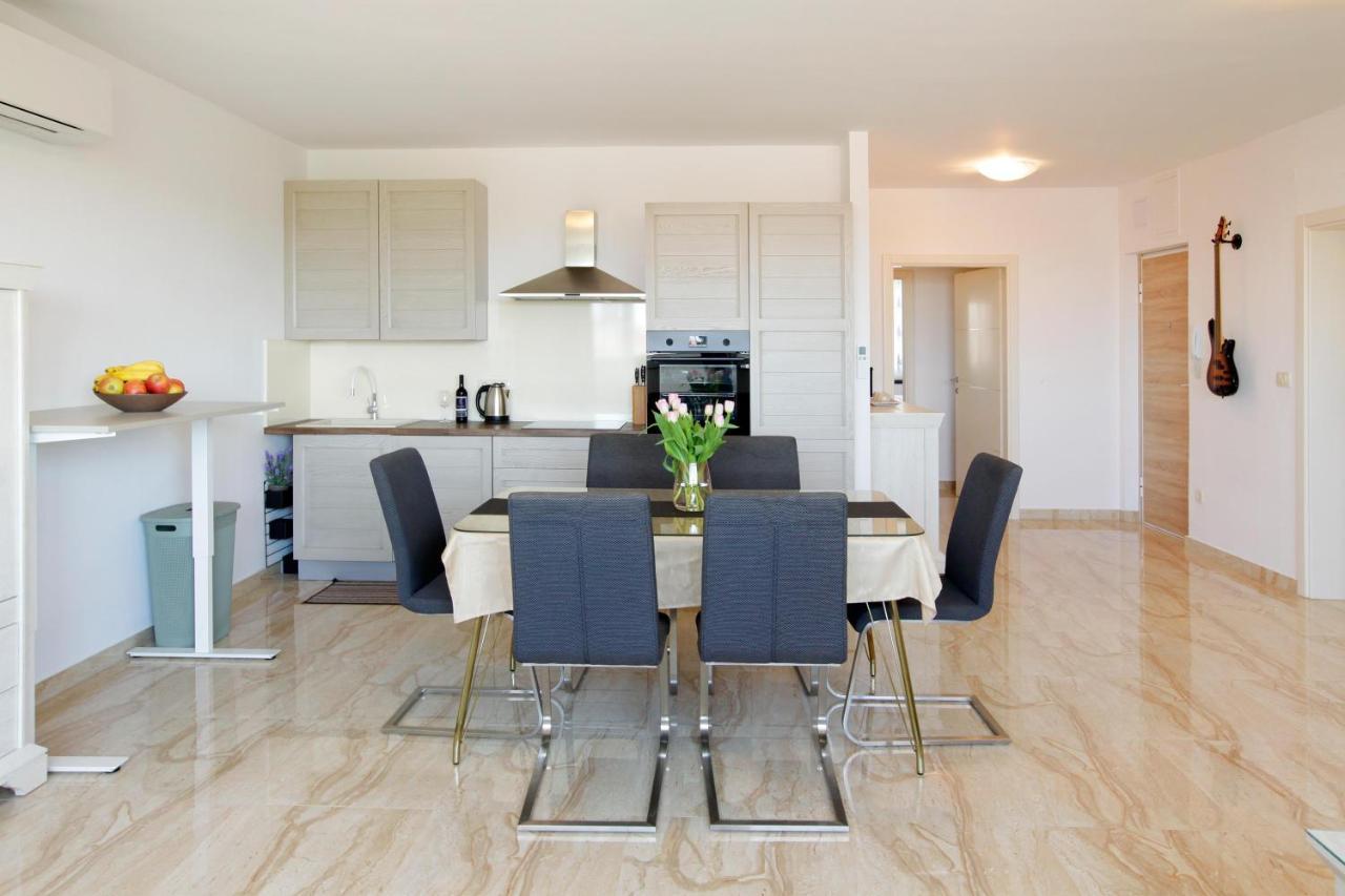 Modern 2-Bed Apt, Late Check In Available 斯普利特 外观 照片