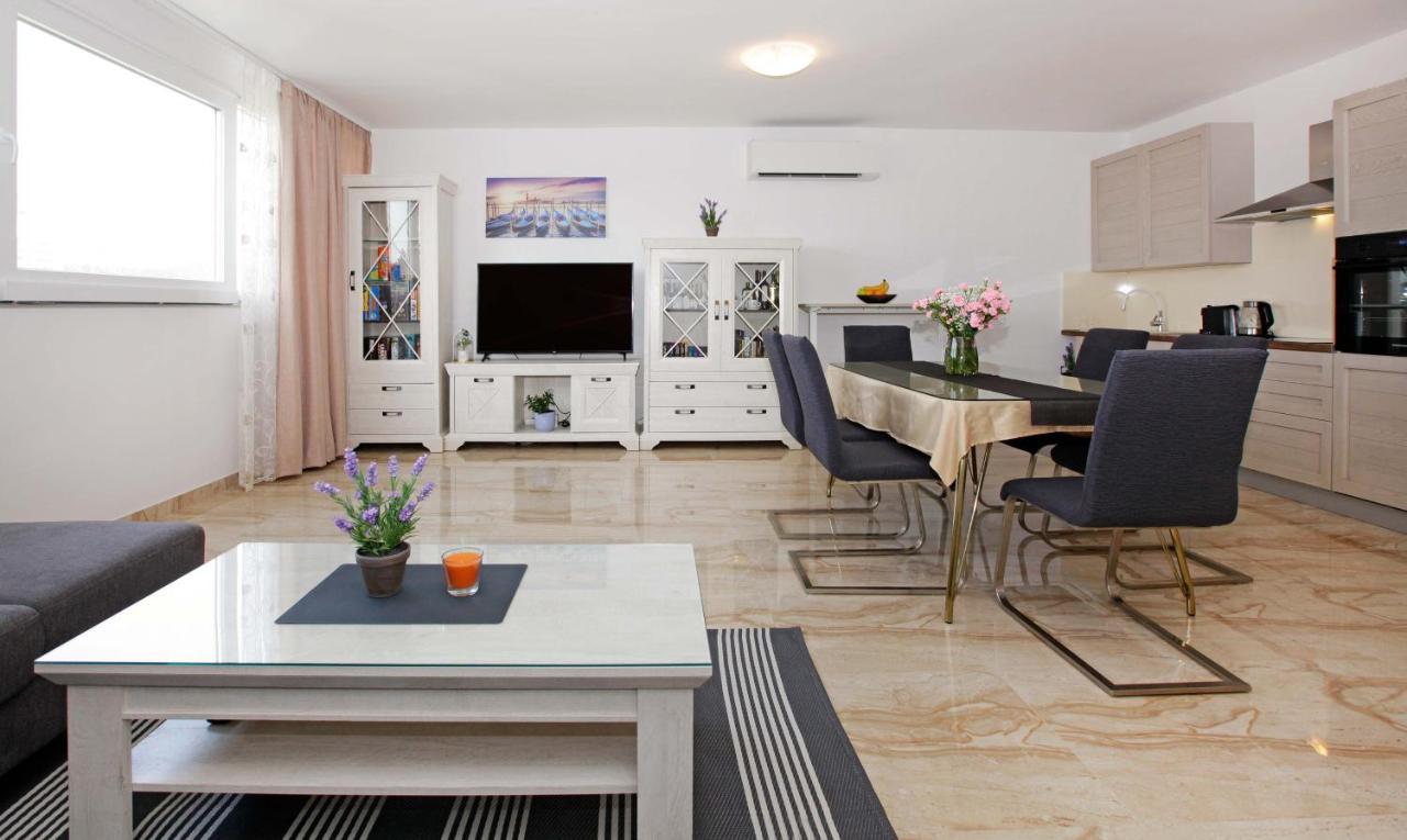 Modern 2-Bed Apt, Late Check In Available 斯普利特 外观 照片